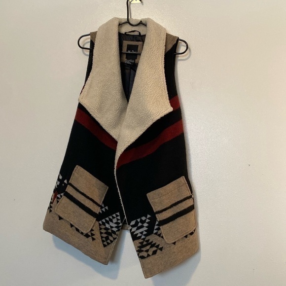 Me Jane Buckle Boho Aztec Vest with Sherpa Collar - Picture 1 of 11